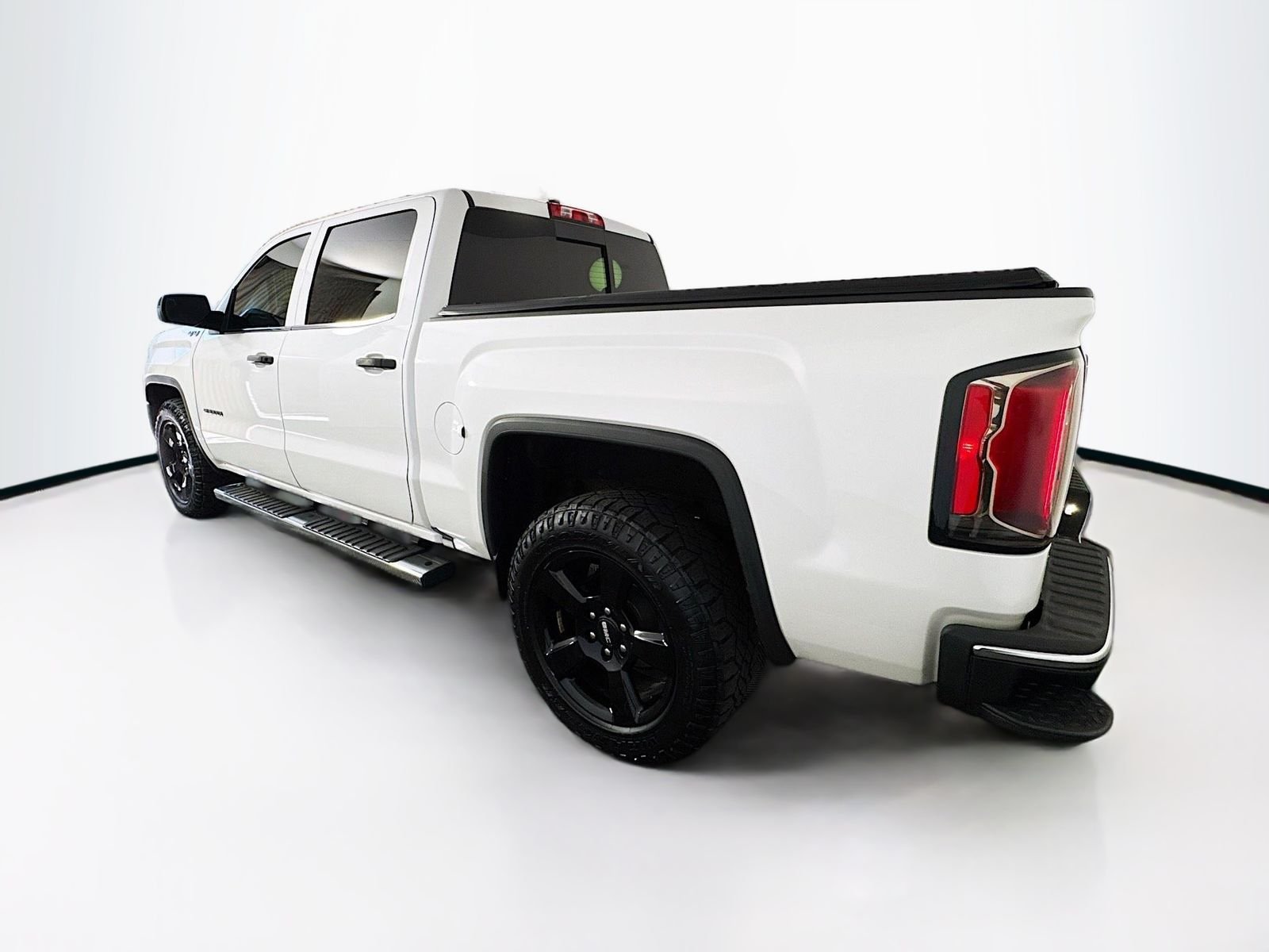 Used 2018 White GMC SLT image 5