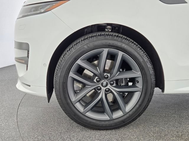 Used 2023 White Land Rover SE Dynamic image 9