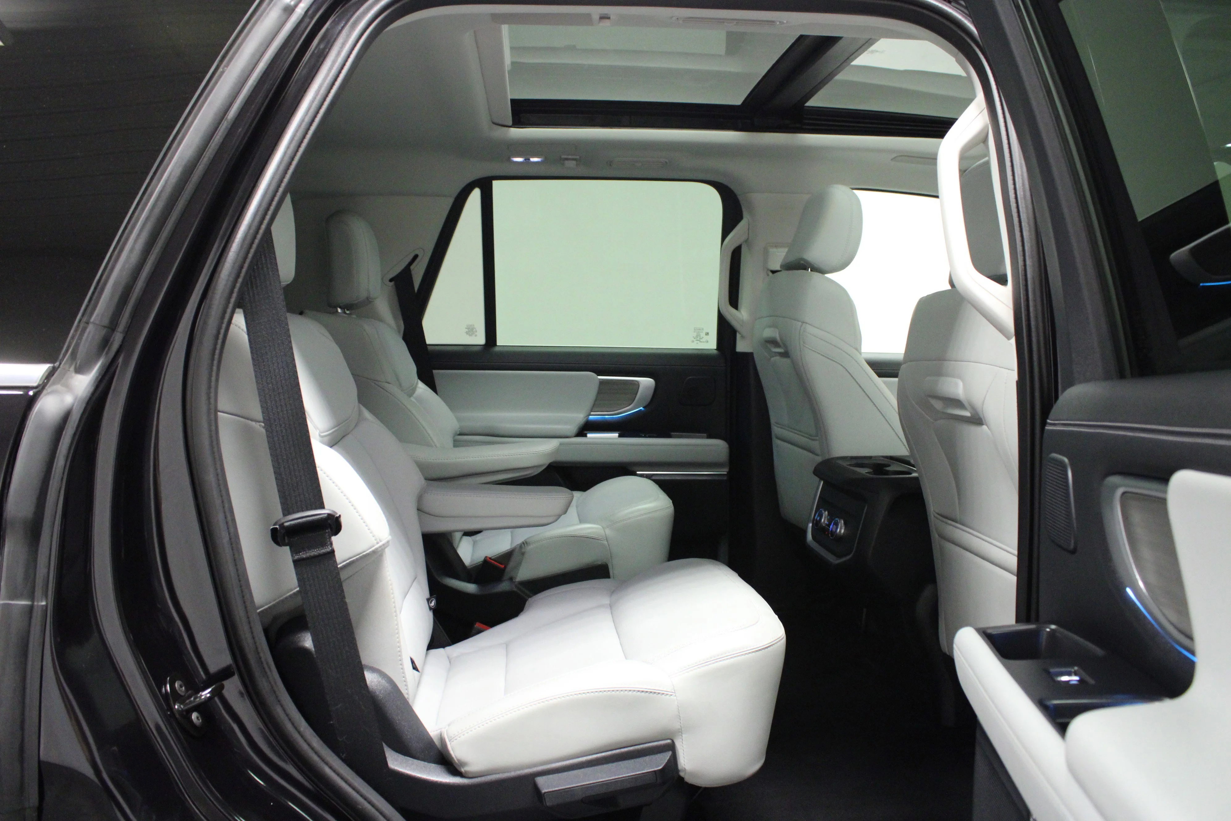 Used 2025 Black Metallic Ford Platinum image 16