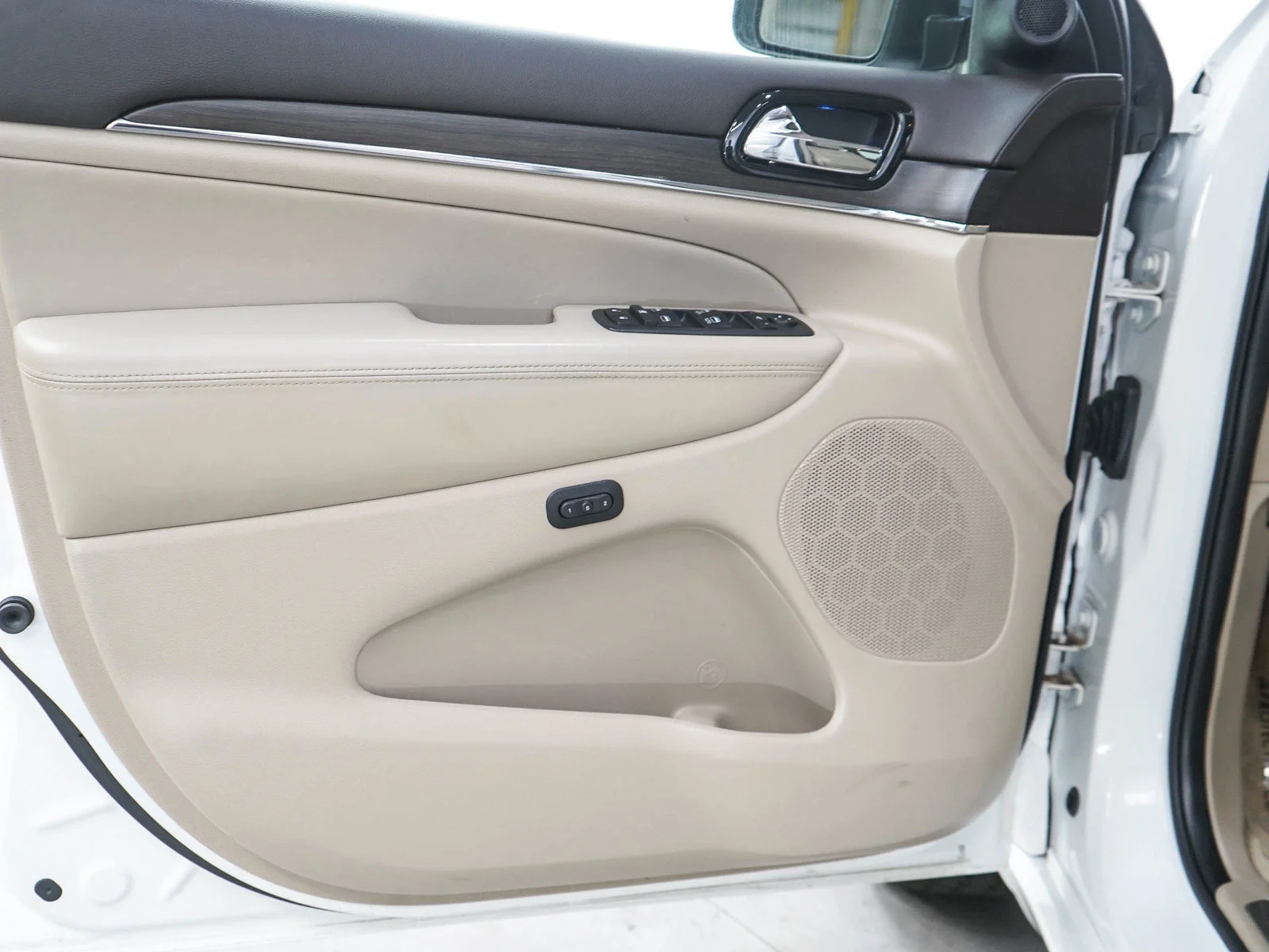 Used 2021 Ivory 3-Coat Jeep Overland image 19