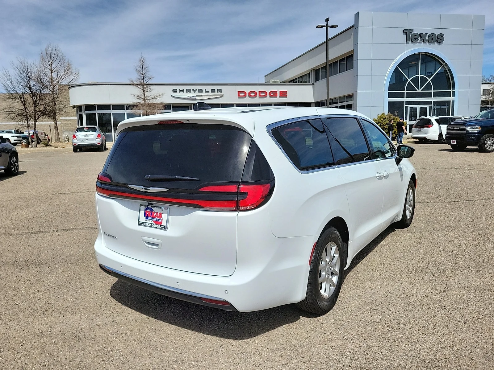 New 2026 PW7 Bright Whit Chrysler SELECT image 4
