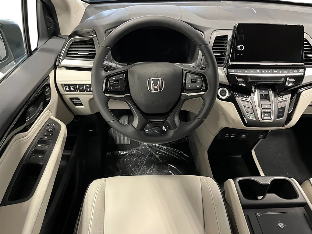 New 2027 Solar Silver Metallic Honda Touring image 24