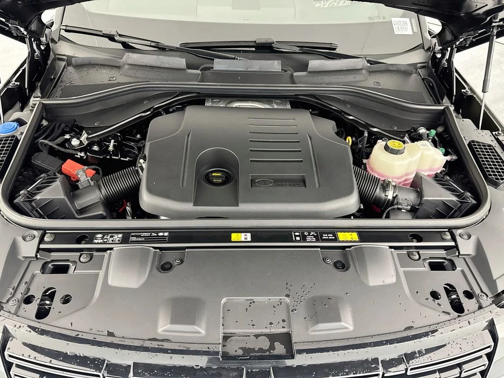 New 2027 Santorini Black Land Rover SE image 32