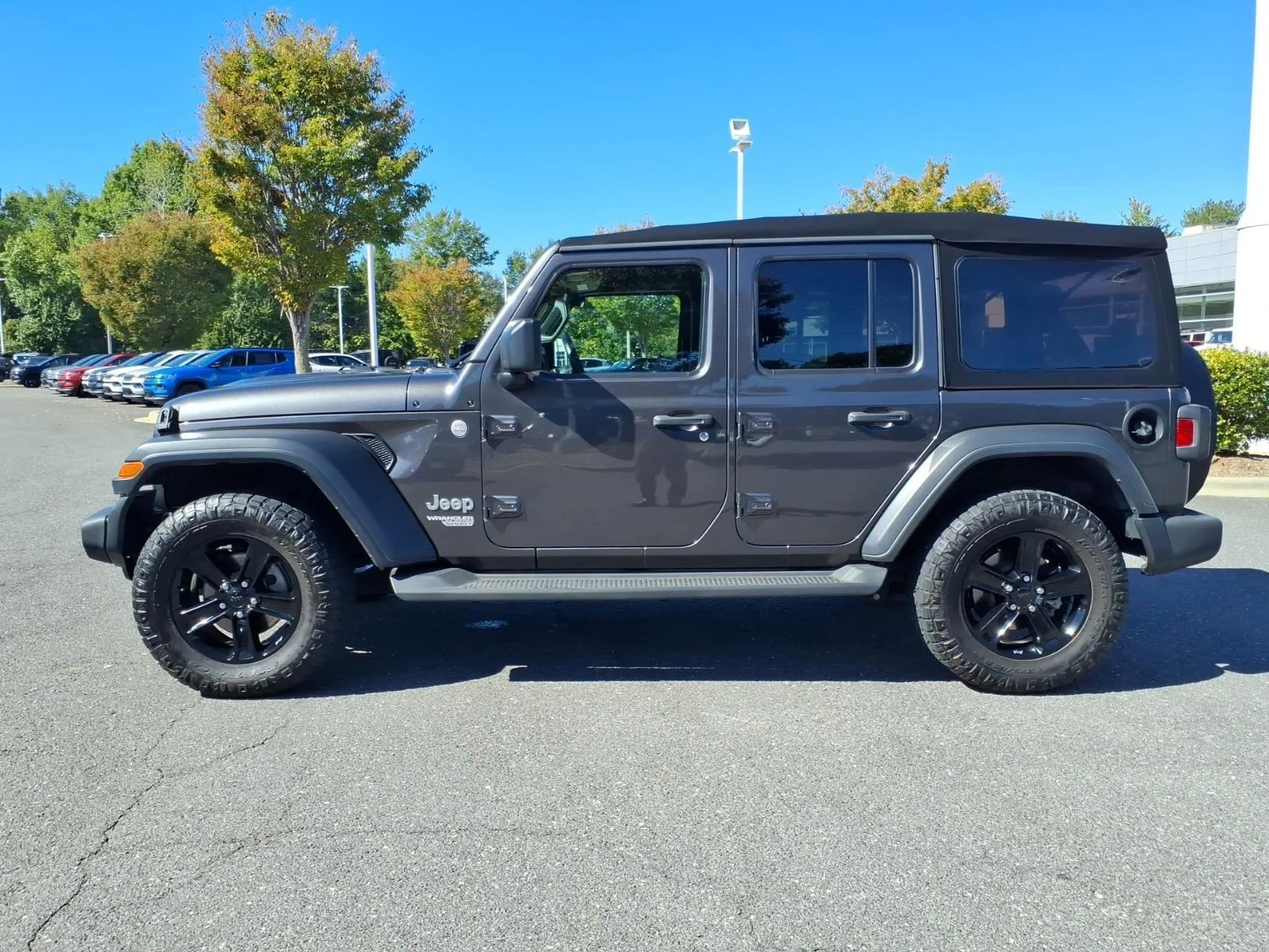 Used 2020 Granite Crystal Metallic Clearcoat Jeep Sport S image 3
