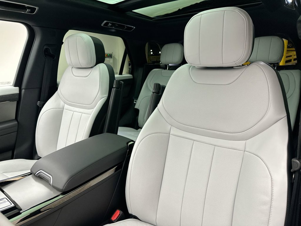 Used 2025  Land Rover Dynamic SE image 22