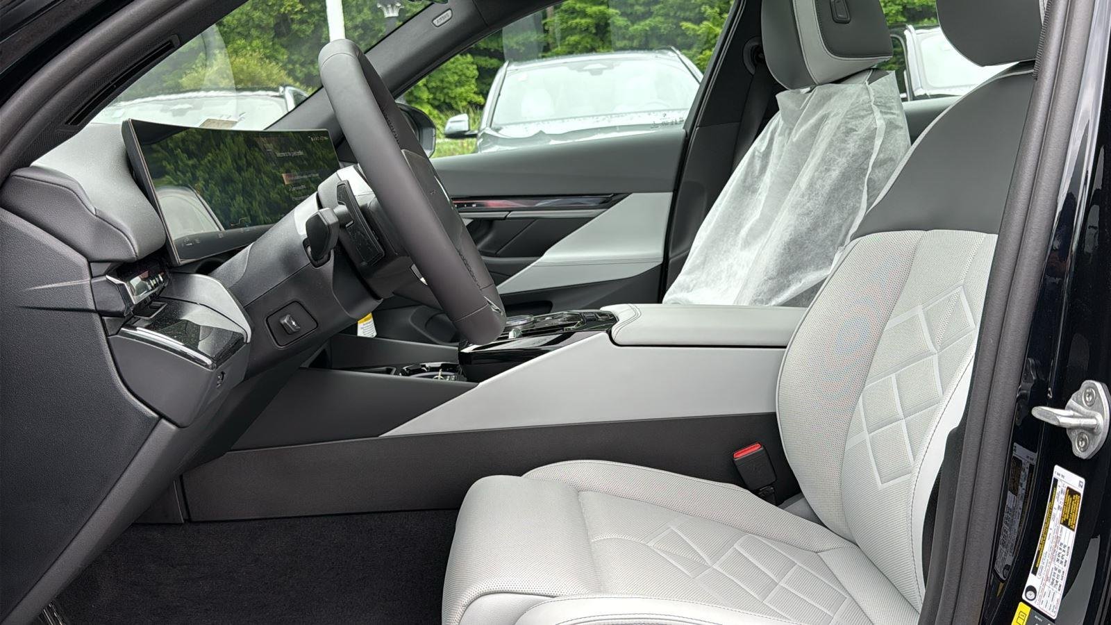 New 2027 Carbon Black Metallic BMW 550e xDrive image 10