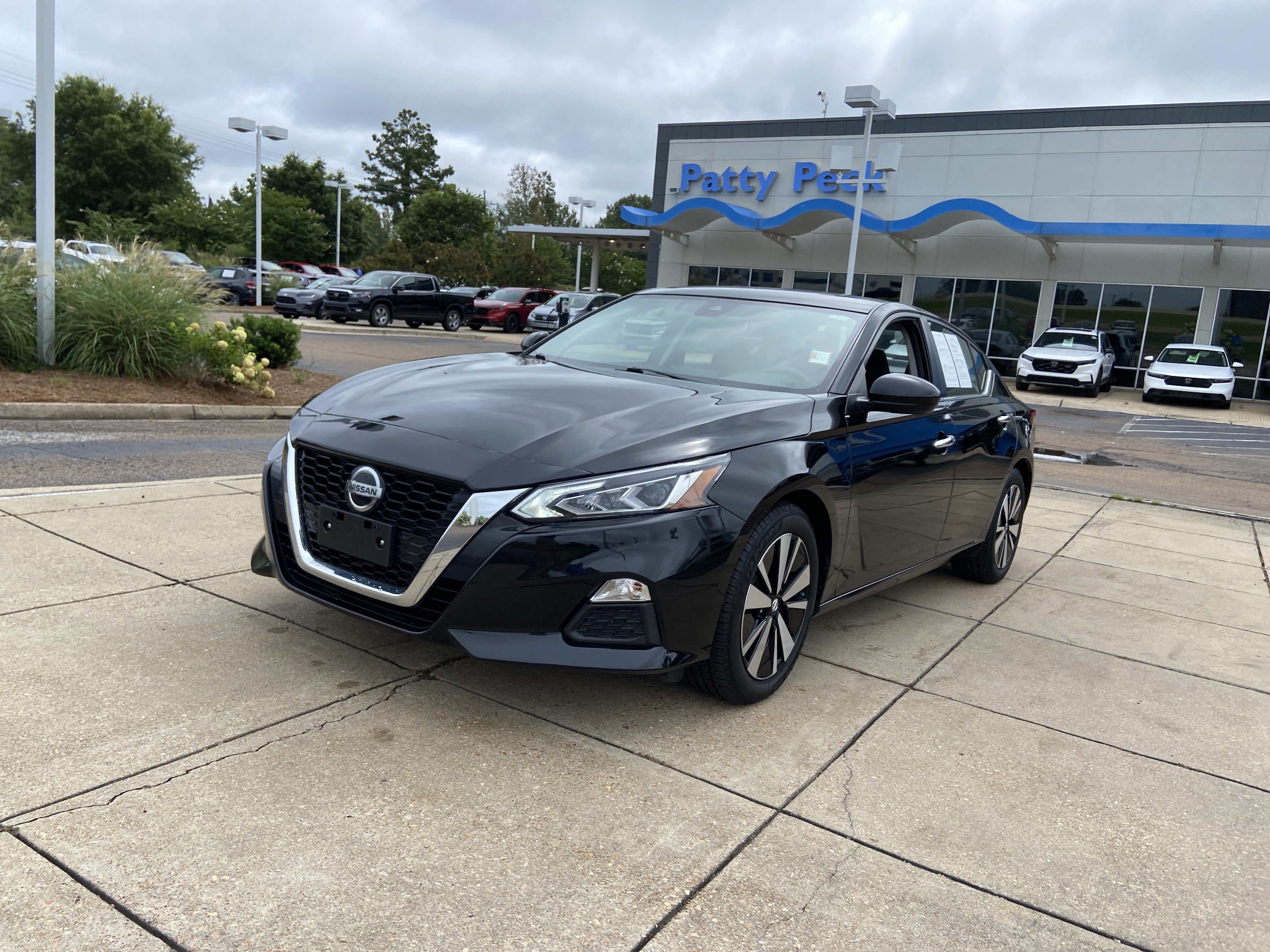 Used 2022 Super Black Nissan 2.5 SV image 4