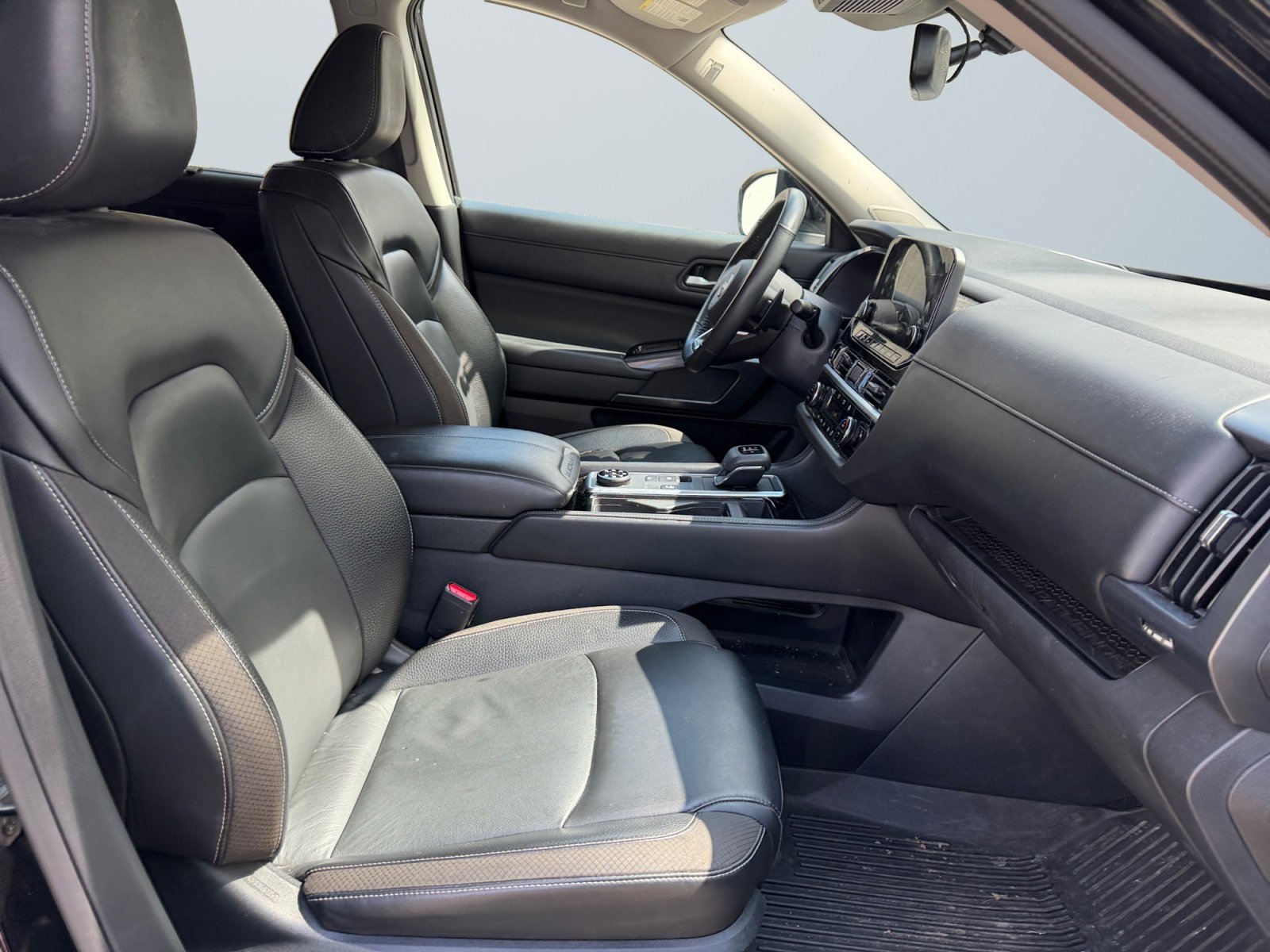 Used 2022 Super Black Nissan SL image 16