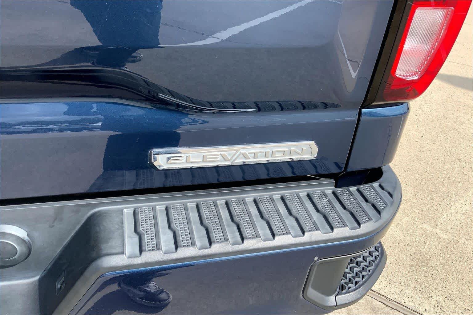 Used 2021 Pacific Blue Metallic GMC Elevation image 10