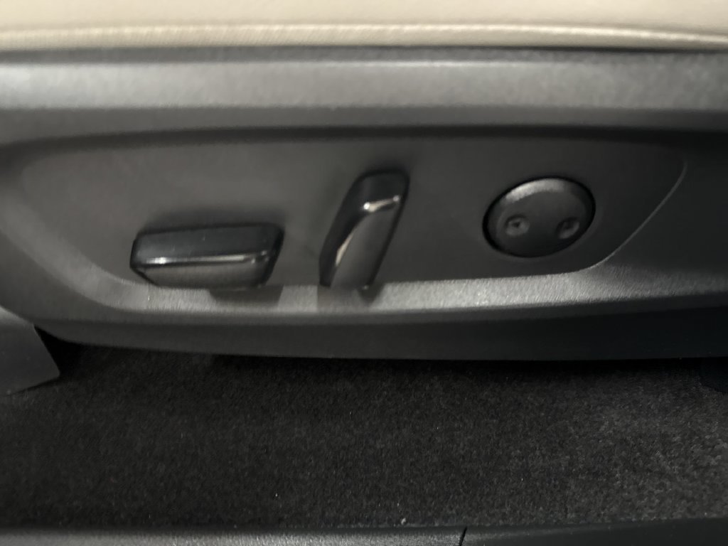 Used 2025 Super Black Nissan SL image 12