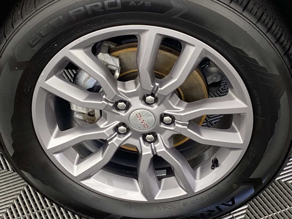 Used 2024 White GMC SLT image 25