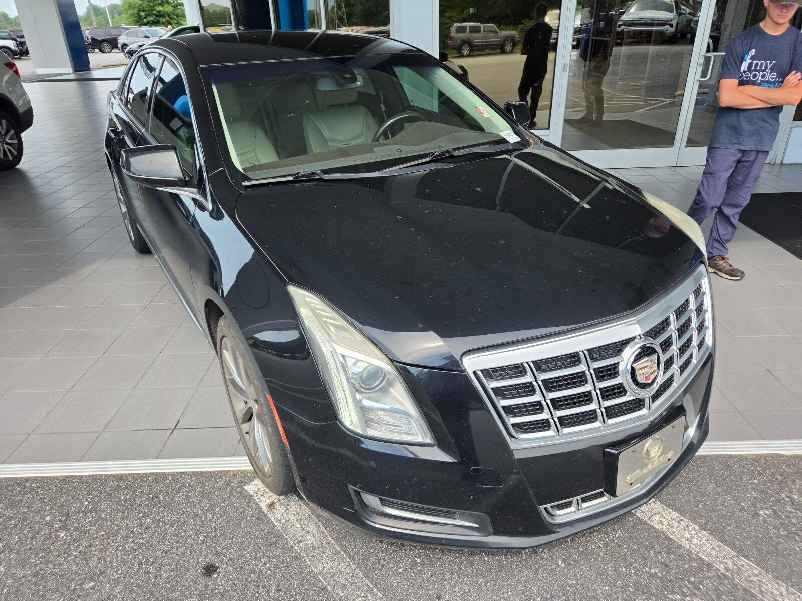 Used 2013 BLACK RAVEN Cadillac 4dr Sdn FWD image 3