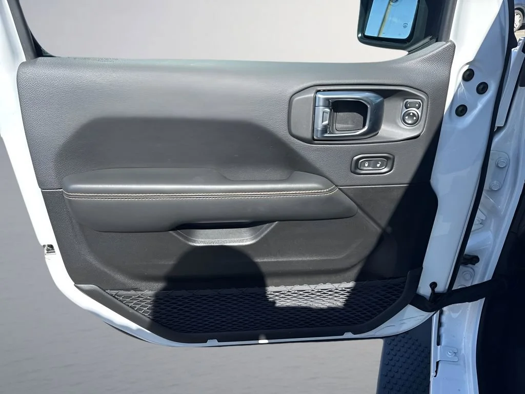 Used 2025 White Jeep Sahara image 29