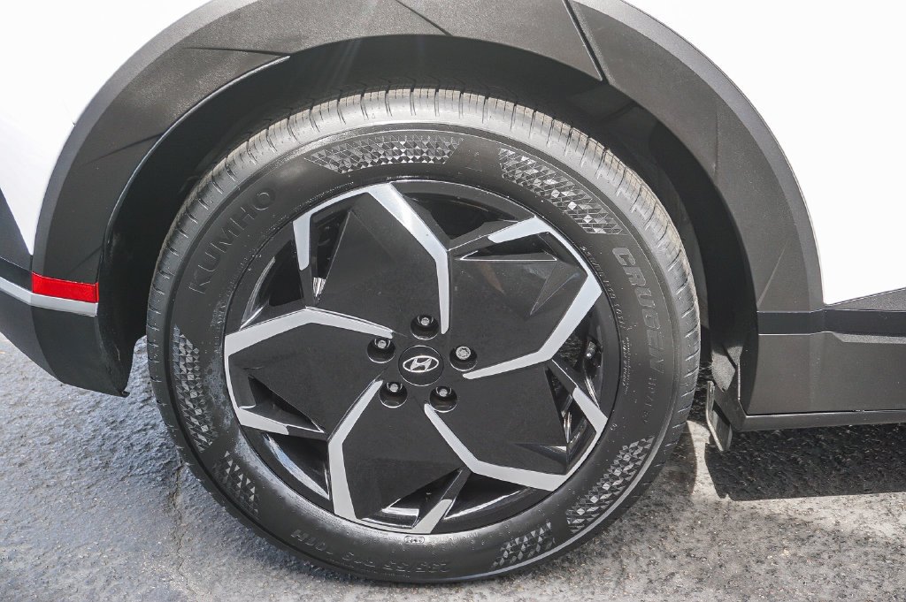 Used 2024 White Hyundai SEL image 9