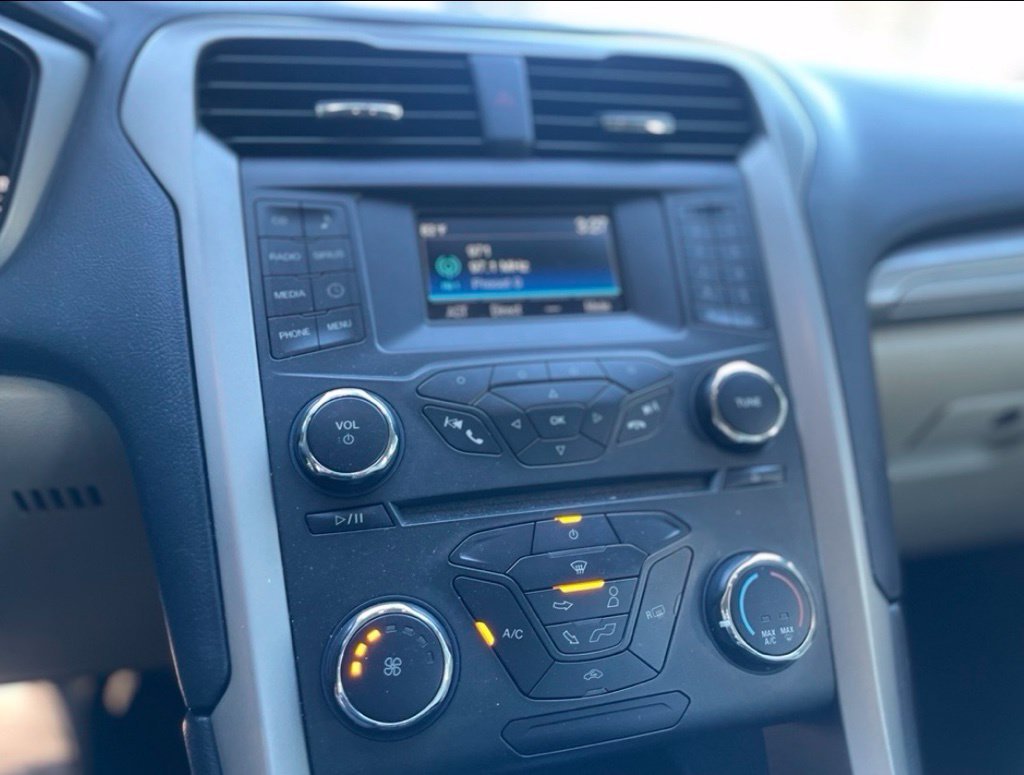 Used 2016 Oxford White Ford SE image 15