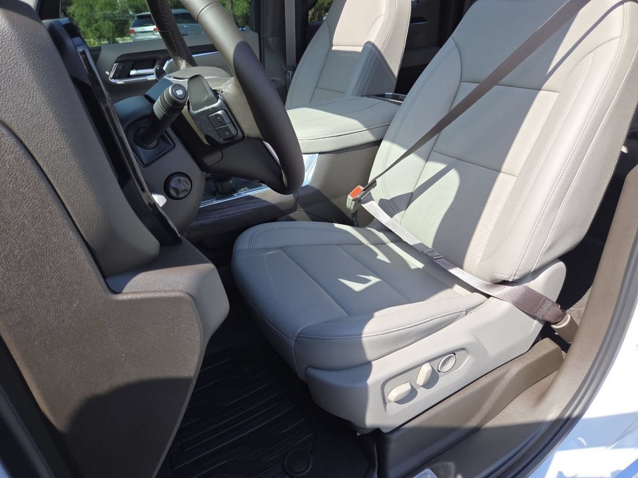 New 2026 Glacier White Tricoat GMC SLT image 27