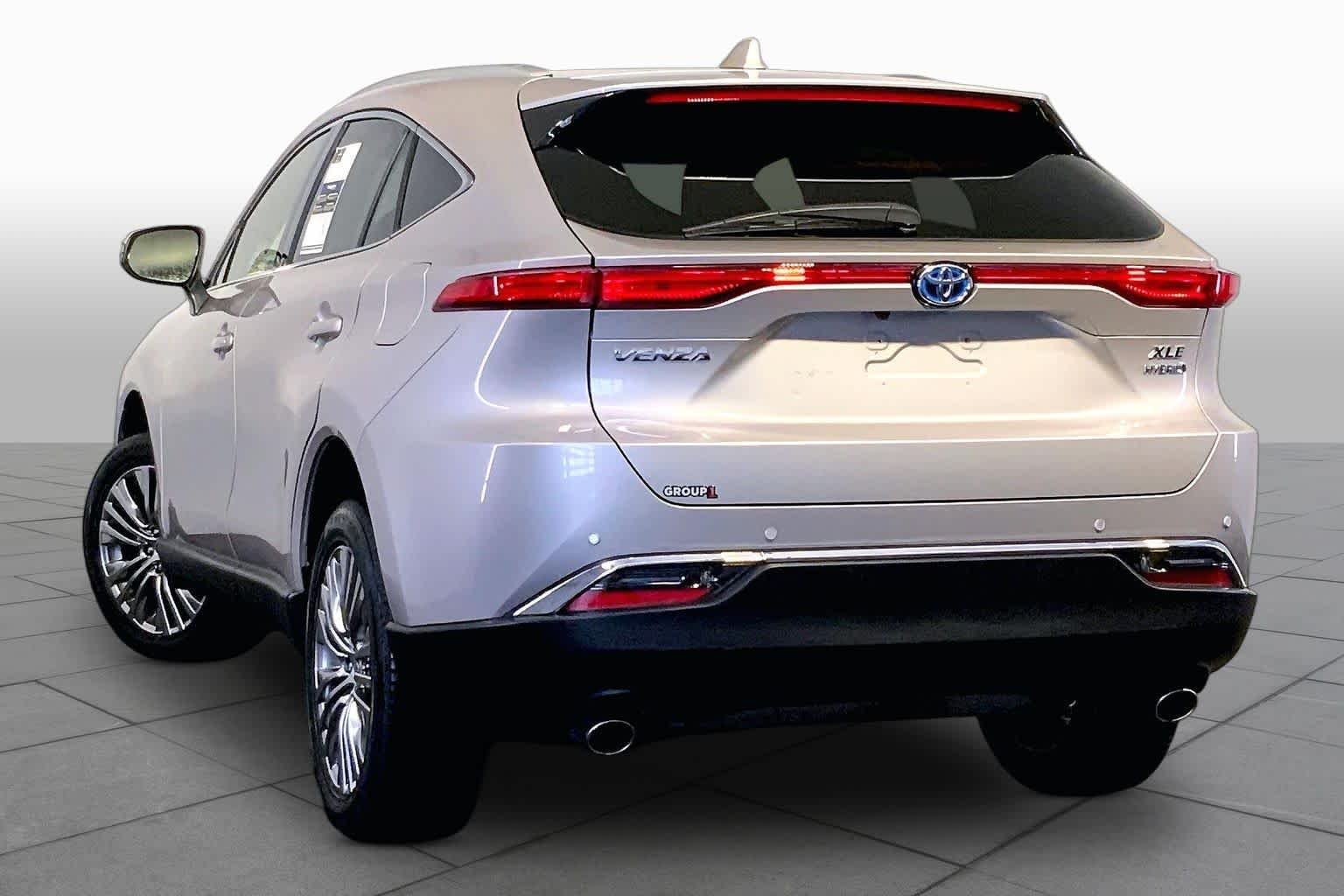 Used 2022 Titanium Glow Toyota XLE image 12