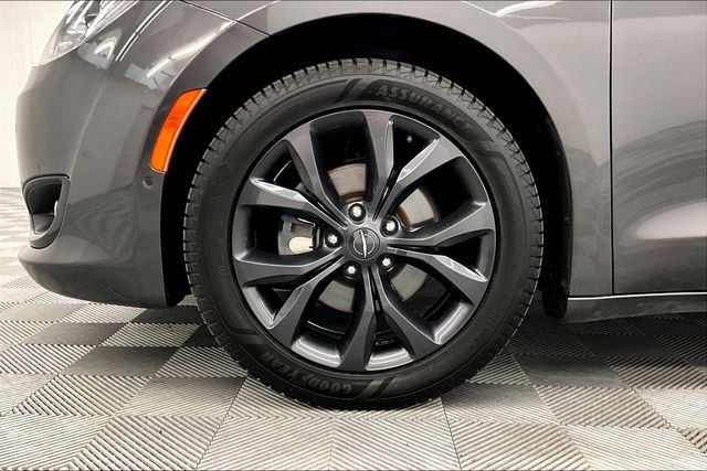 Used 2018 Granite Crystal Metallic Clearcoat Chrysler Limited image 10
