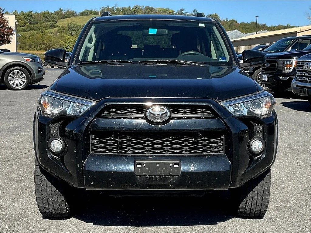 Used 2019 Midnight Black Metallic Toyota SR5 image 11