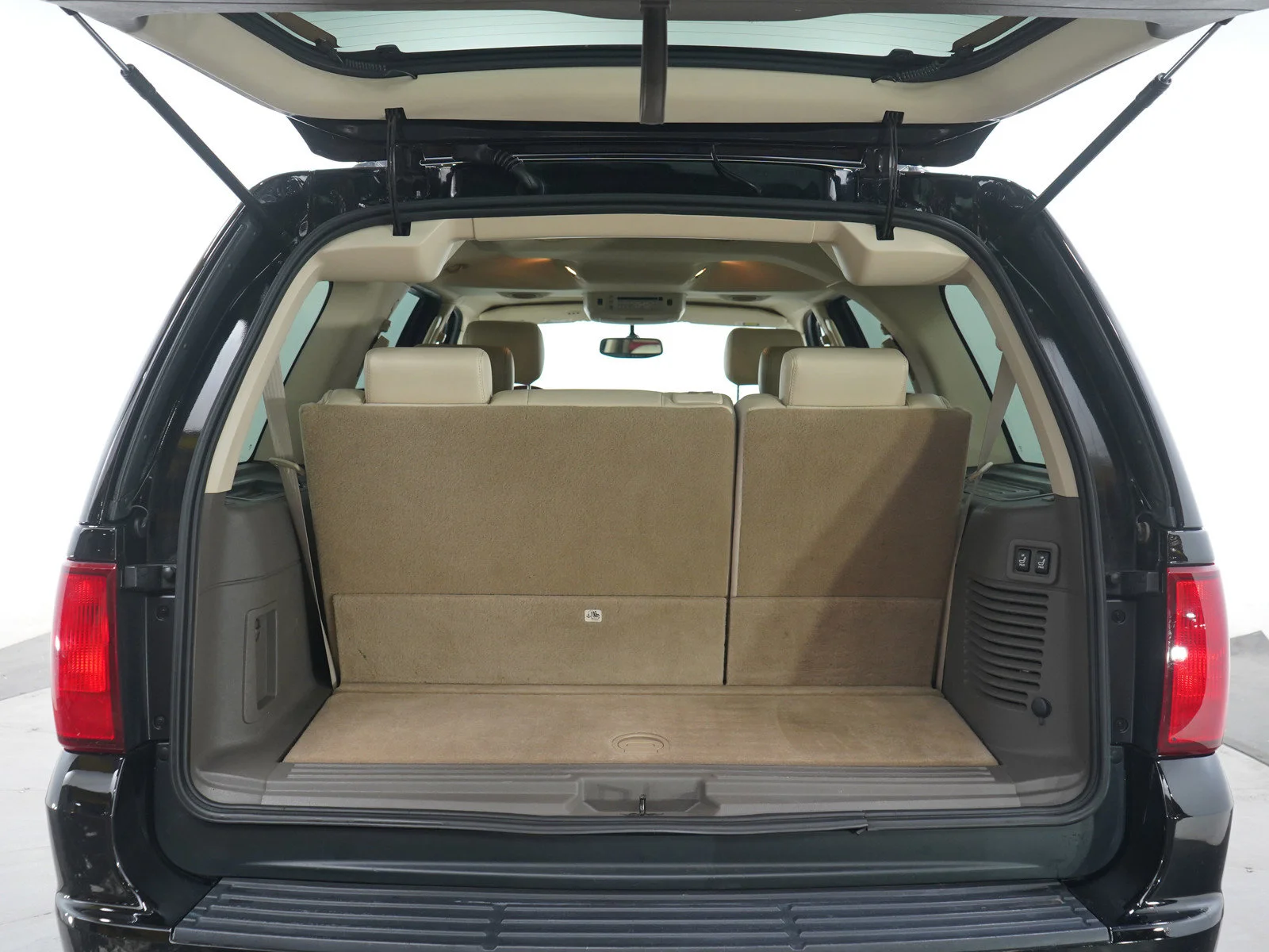 Used 2004 Black Clearcoat Lincoln Ultimate image 19