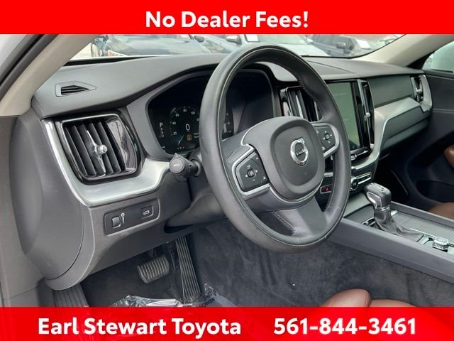 Used 2019 White Volvo T5 Momentum image 30