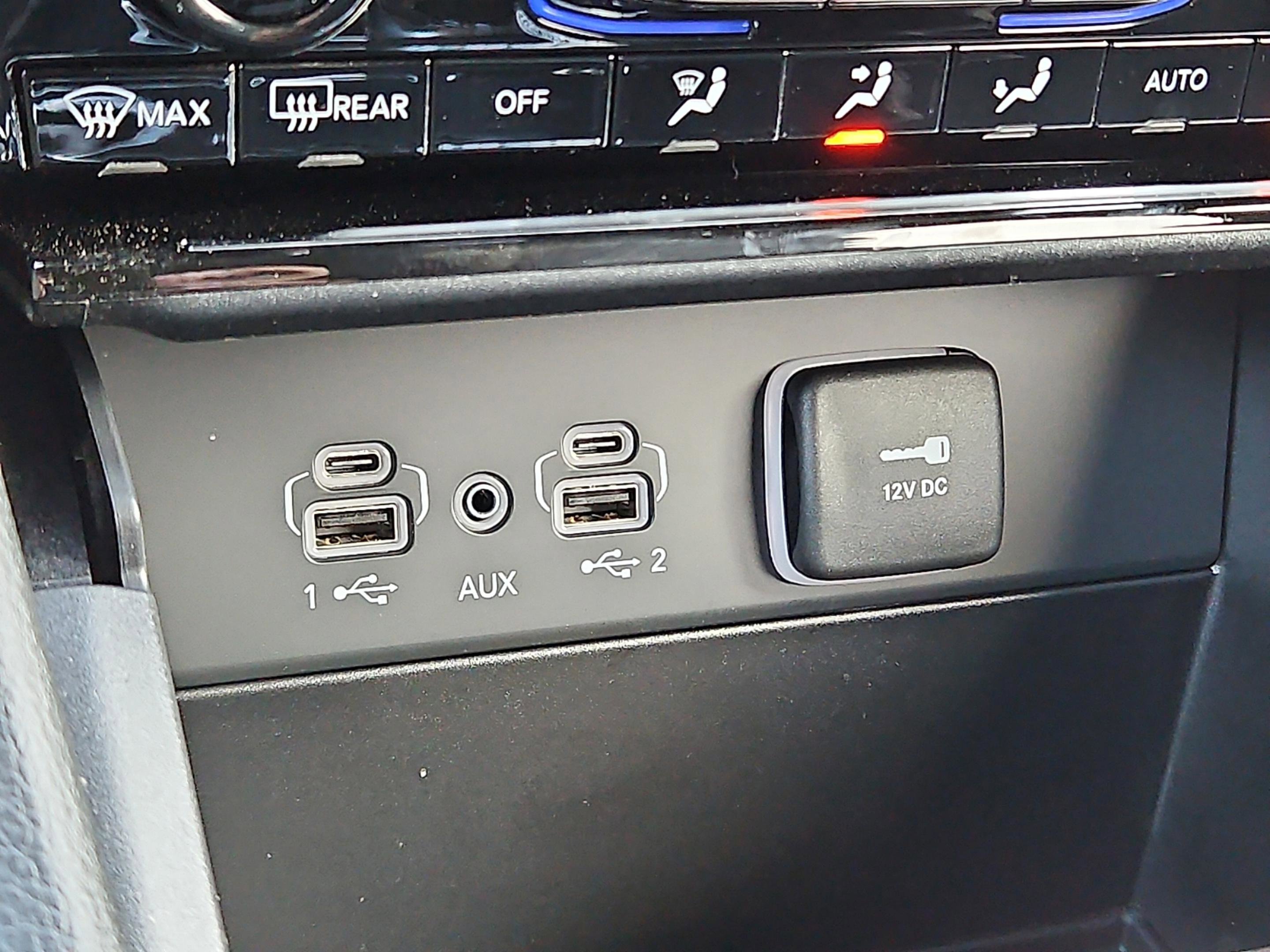 New 2025 Bright White Clear-Coat Exterior Paint Jeep Laredo image 28