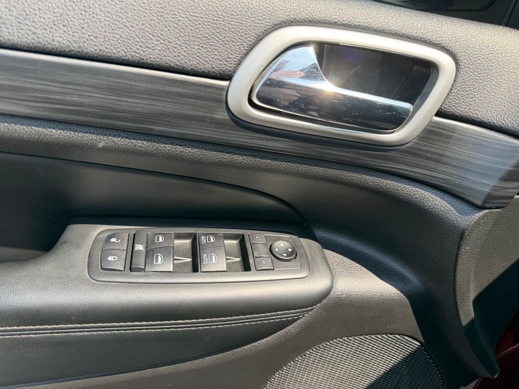 Used 2020 Red Jeep Altitude image 11