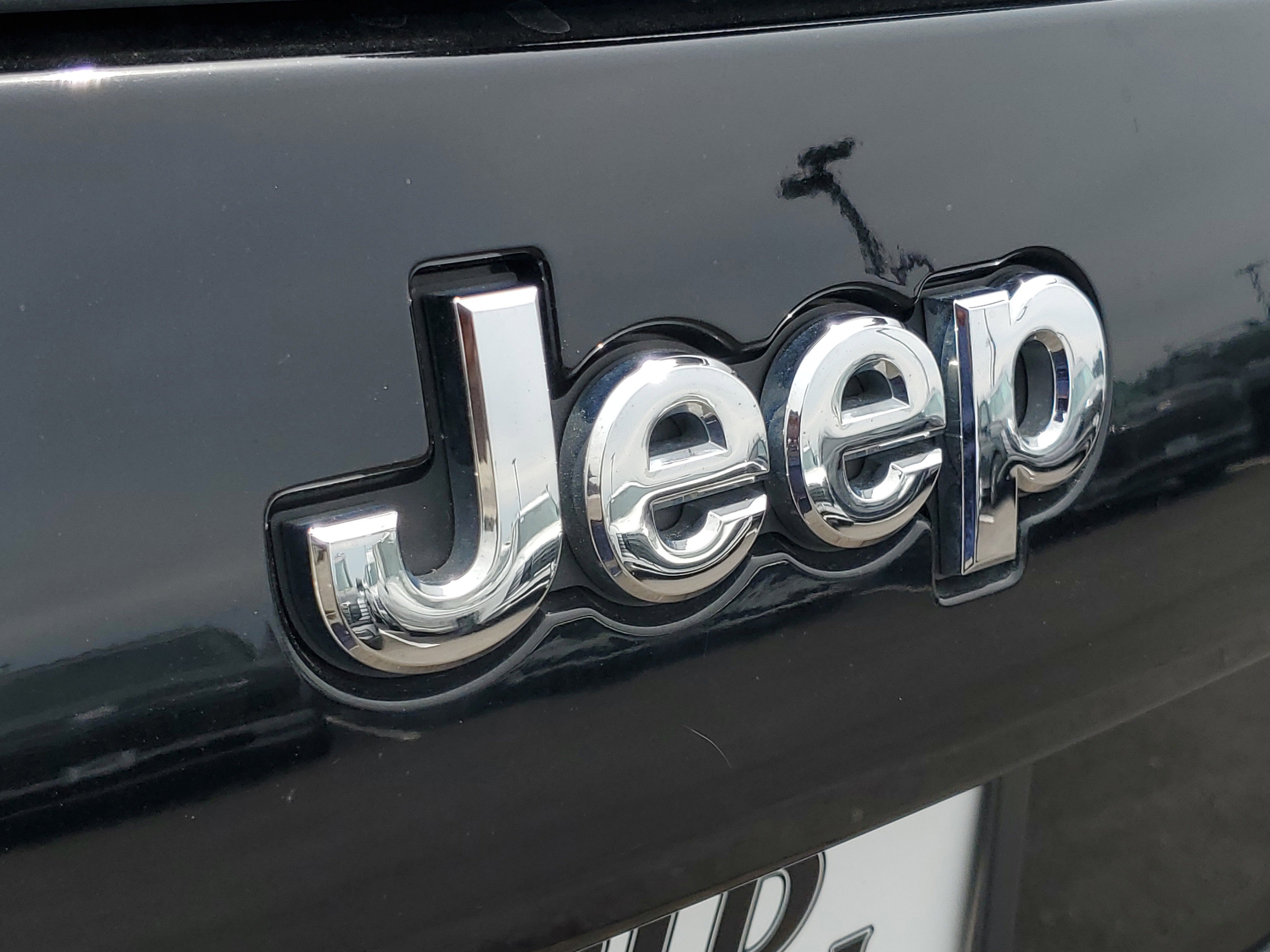 Used 2020 Diamond Black Crystal Pearlcoat Jeep Latitude Plus image 5