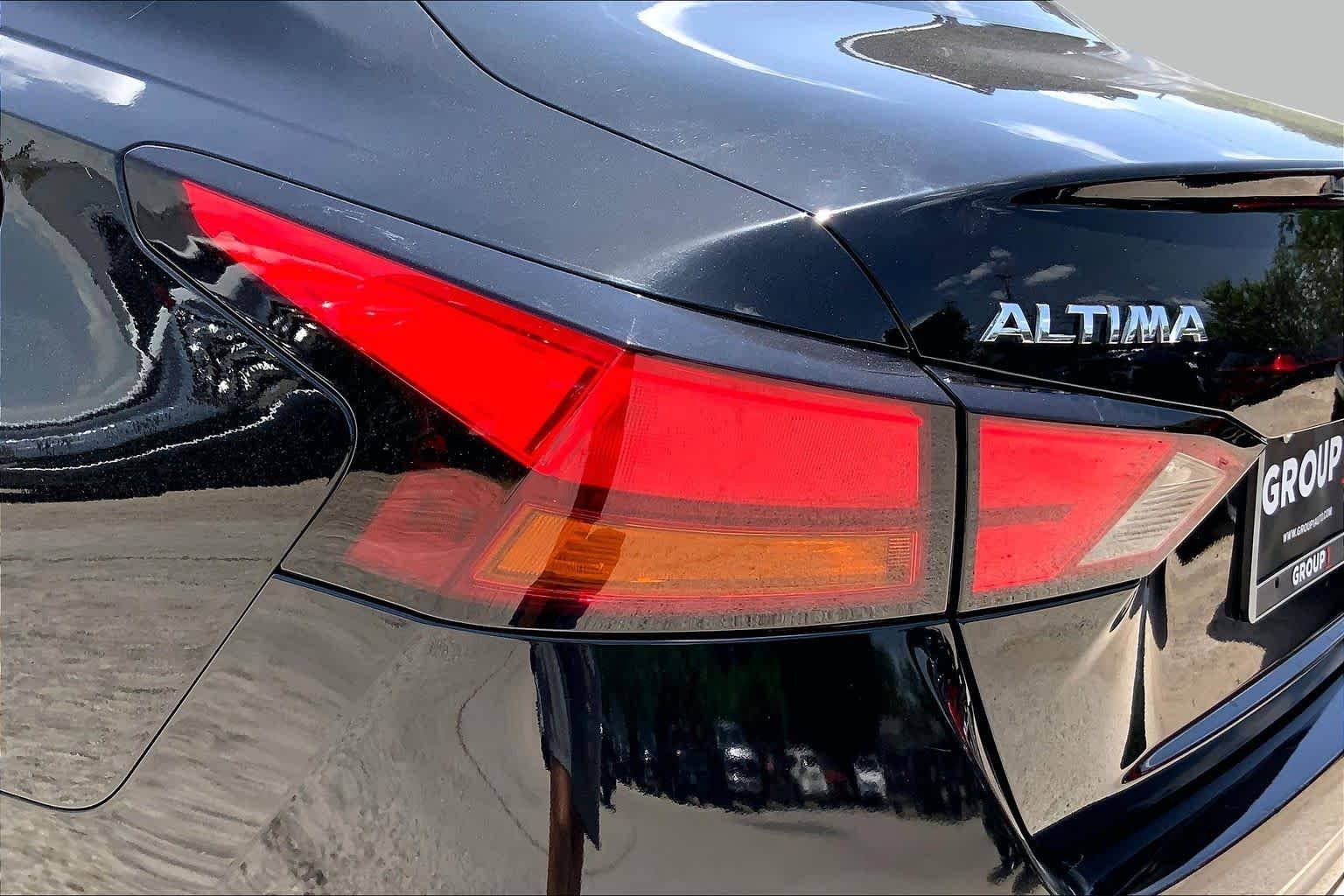 Used 2019 Super Black Nissan 2.5 SV image 29