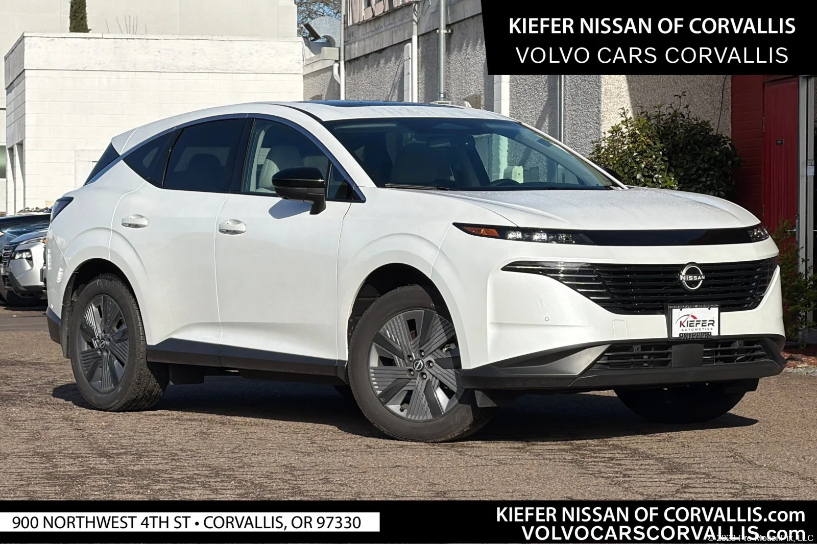 Used 2025 Everest White Pearl Tricoat Nissan SL image 1