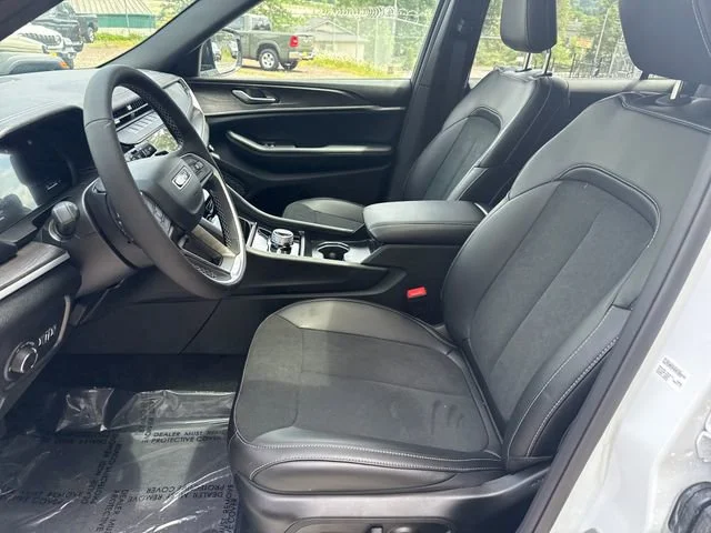 New 2026 Bright White Clear-Coat Exterior Paint Jeep Altitude image 15