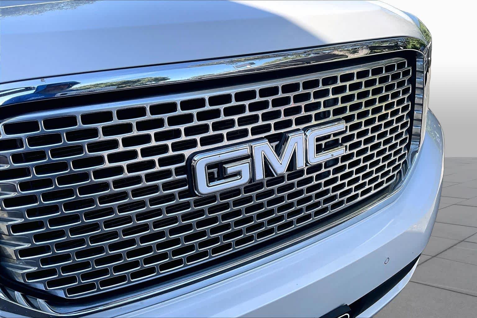 Used 2016 White Frost Tricoat GMC Denali image 32