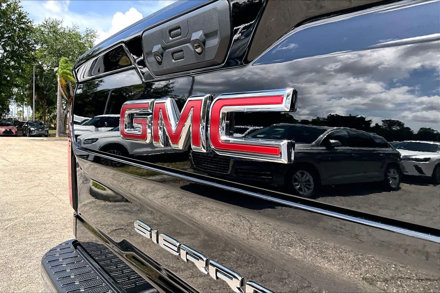 Used 2024 Onyx Black GMC SLT image 31