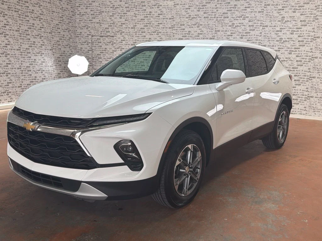 Used 2025 Summit White Chevrolet LT image 3