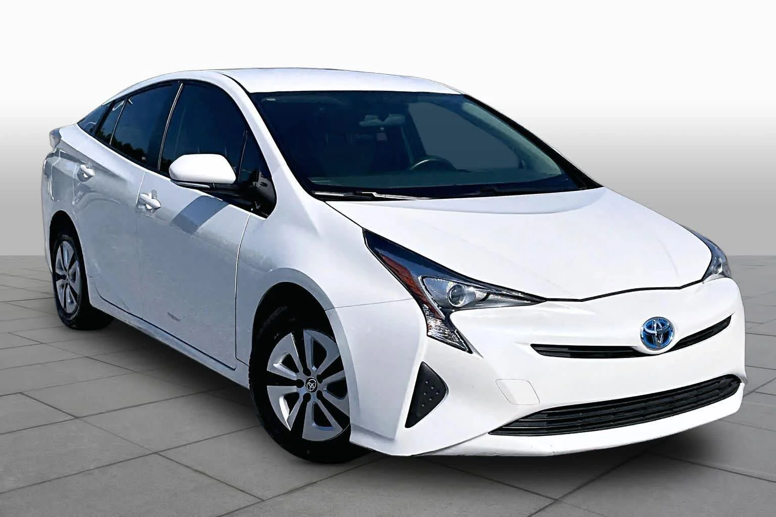 Used 2016 Blizzard Pearl Toyota Three image 2