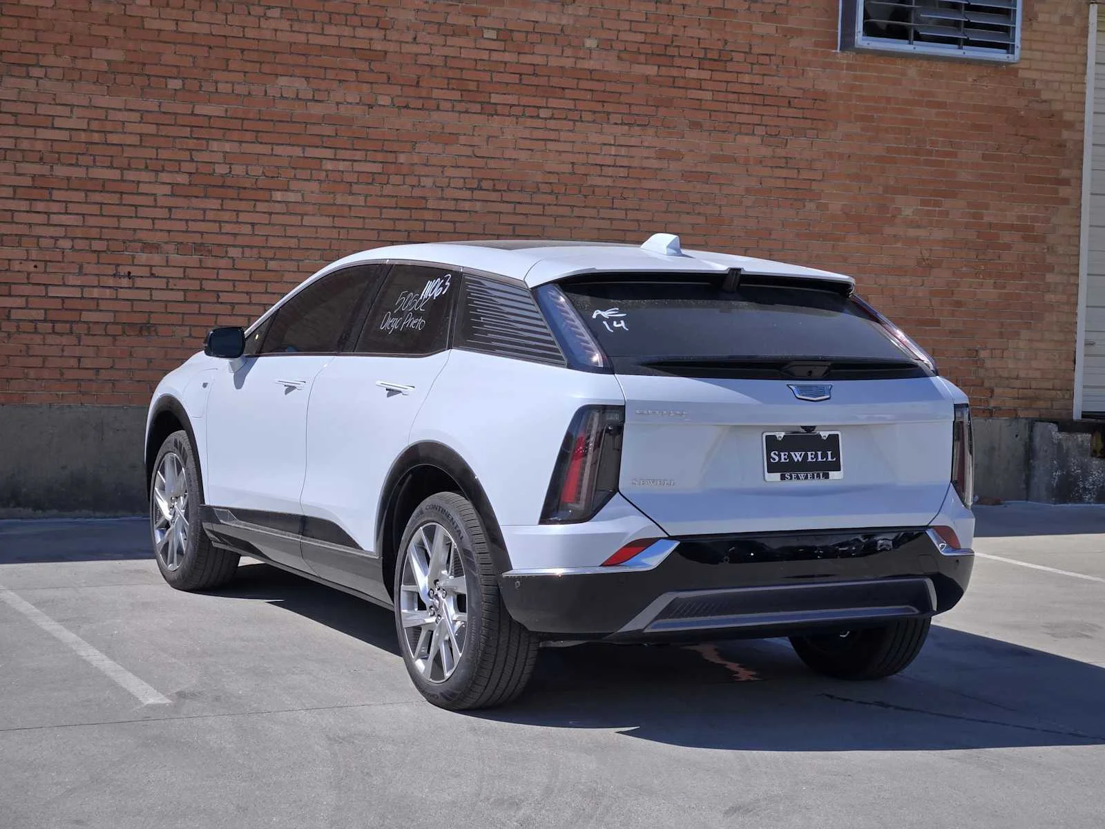 New 2027 Vibrant White Tricoat Cadillac Luxury image 3