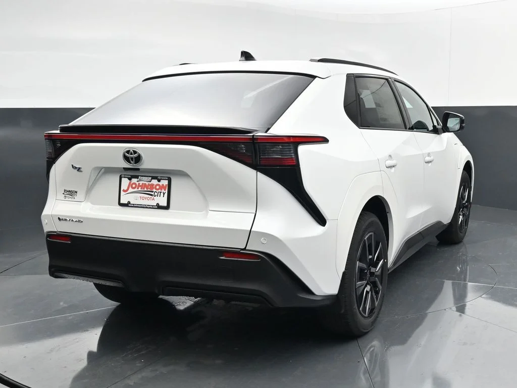 New 2026 Wind Chill Pearl <sup>1</sup> Toyota  XLE image 6