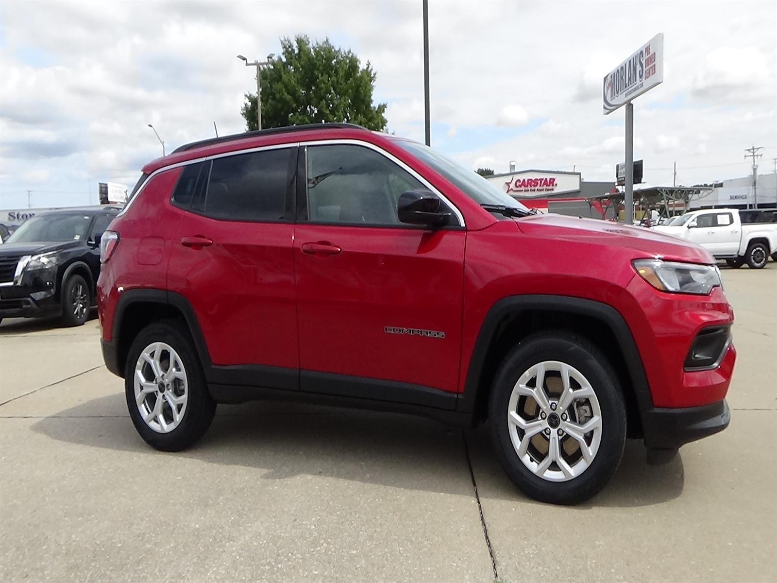 Certified Used 2025 Red Hot Pearl Coat (pr6) Jeep Latitude image 5