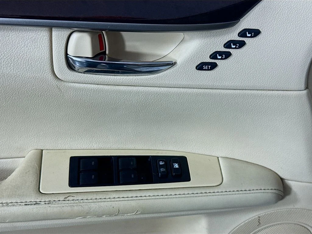Used 2013 White Lexus 350 image 22