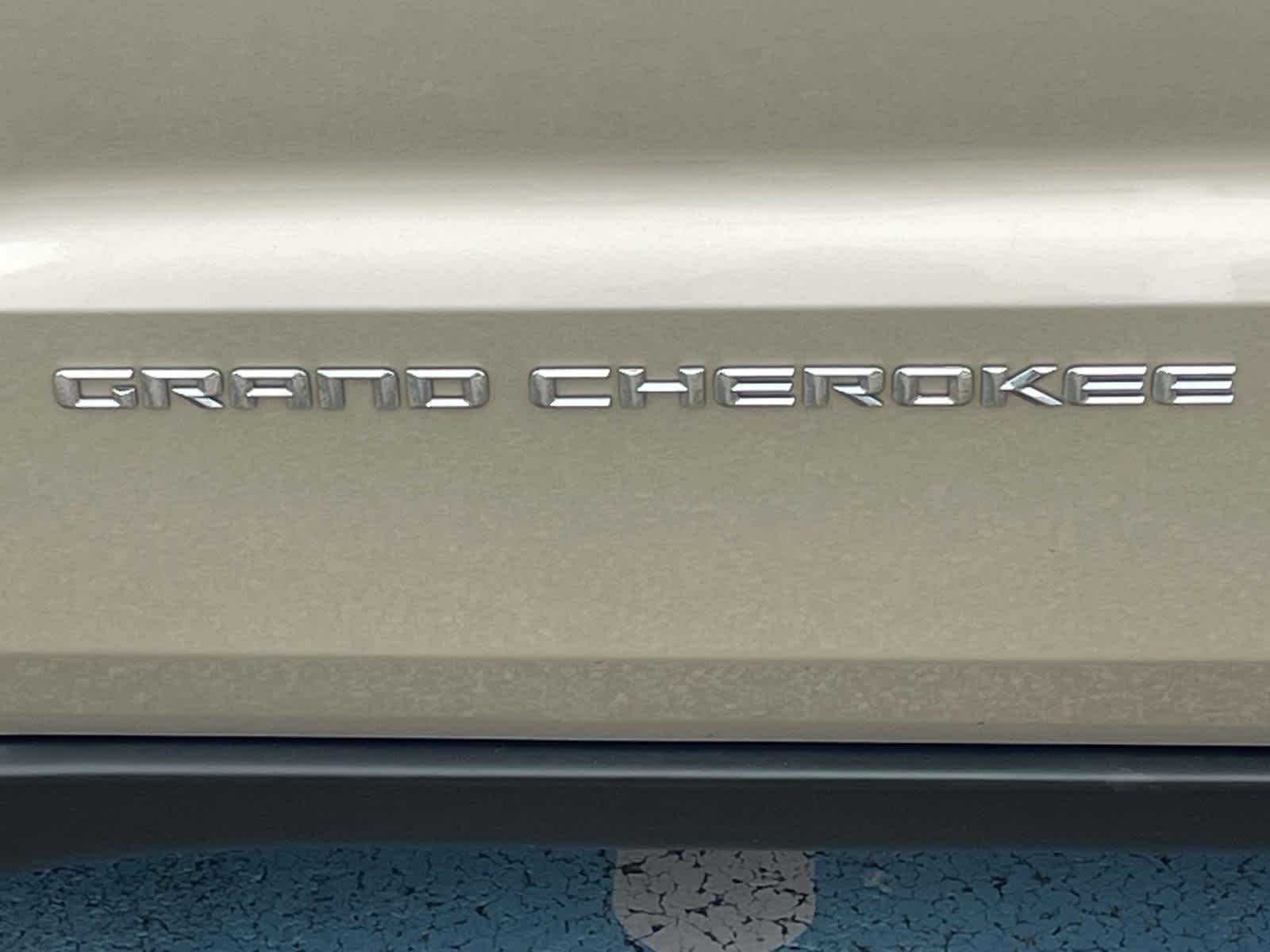 Used 2014 Cashmere Pearlcoat Jeep Laredo image 19