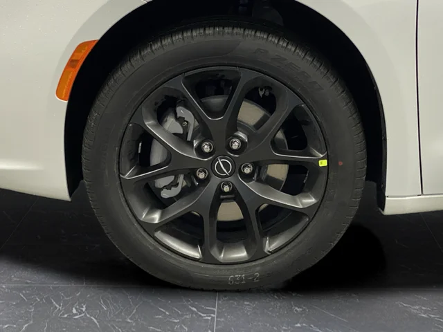 New 2026 Bright White Clear-Coat Exterior Paint Chrysler Limited image 41