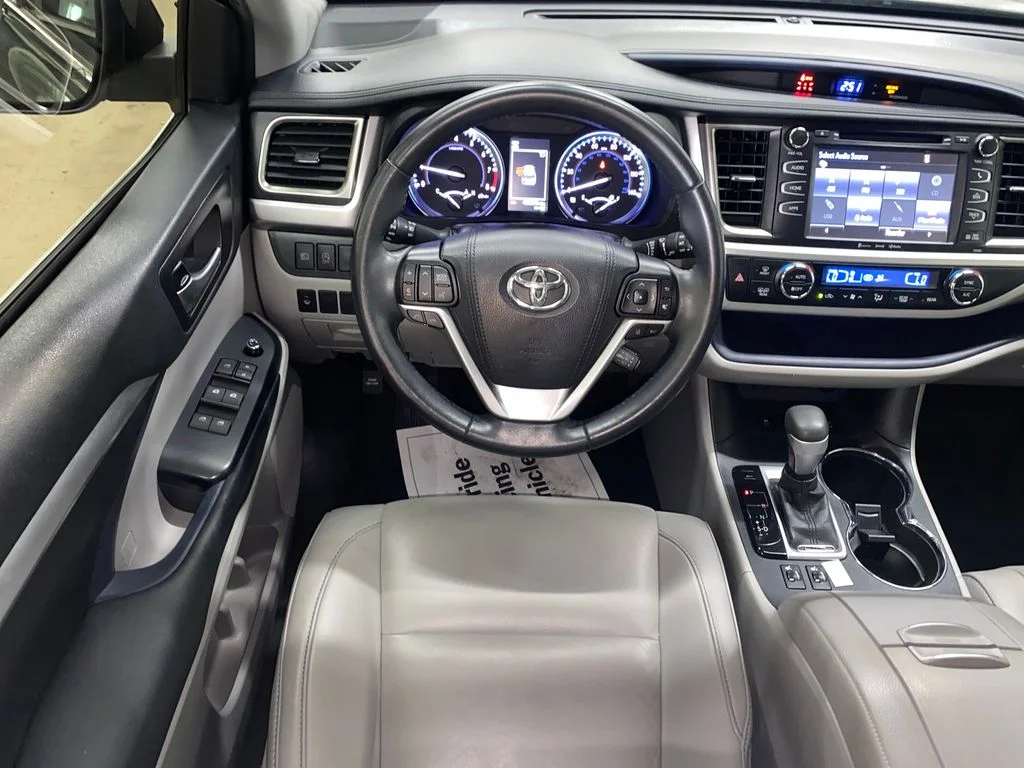 Used 2019 Green Toyota XLE image 27