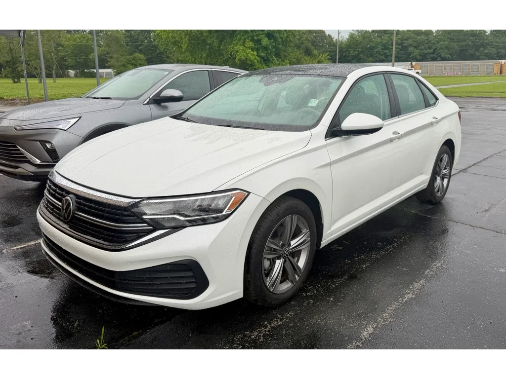 Used 2024 Opal White Pearl Volkswagen SE image 1