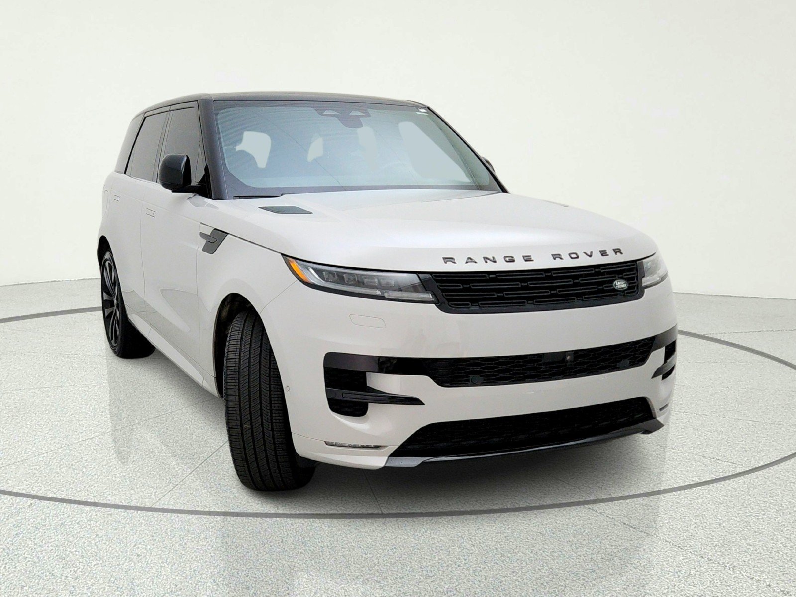 Used 2025 BORASCO GREY Land Rover Dynamic SE image 4