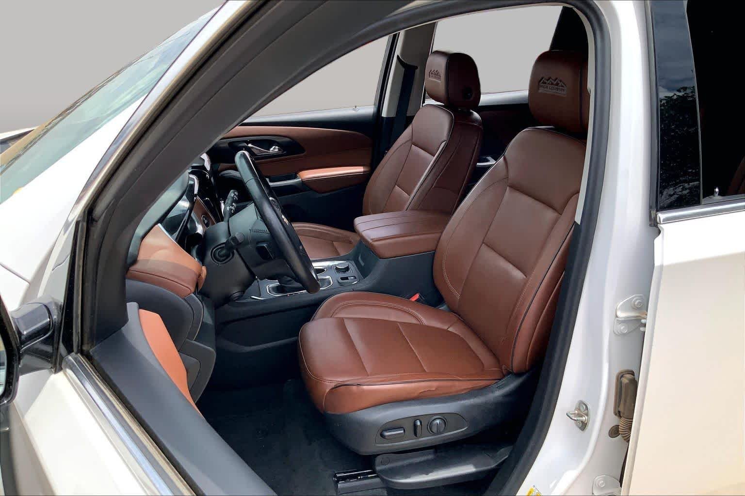 Used 2021 Iridescent Pearl Tricoat Chevrolet High Country image 8