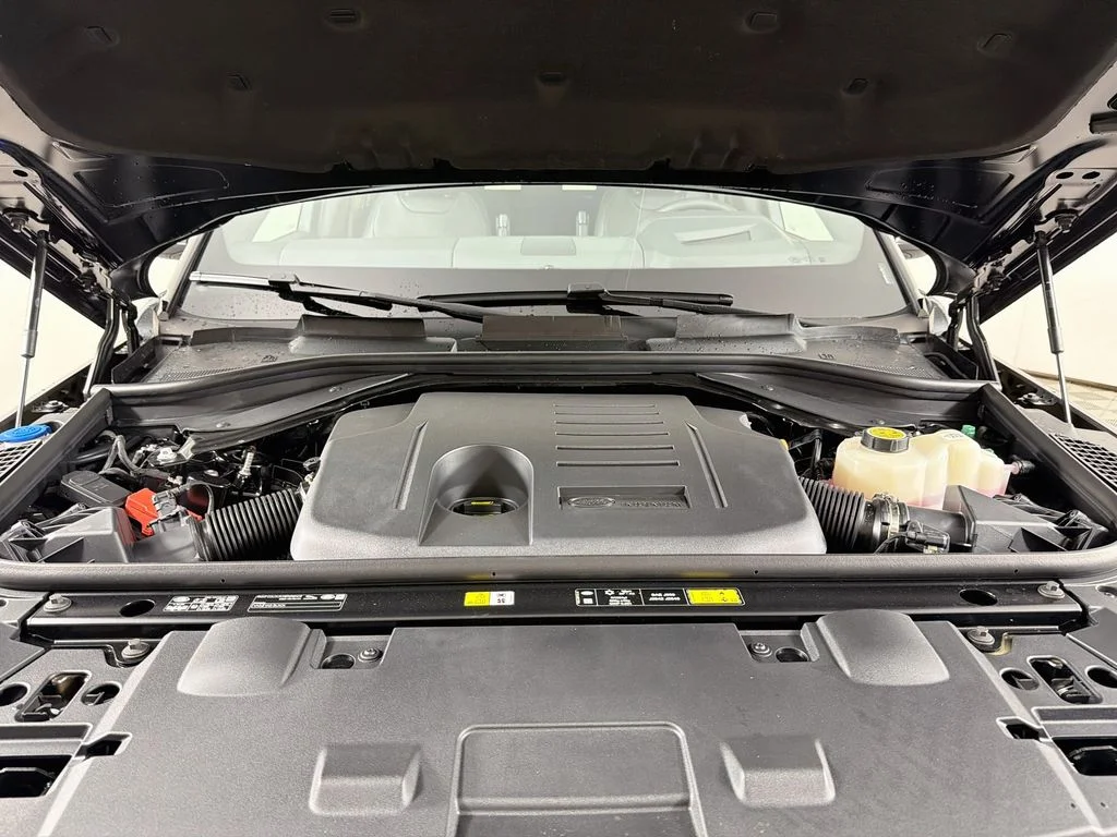 New 2027 Santorini Black Land Rover Dynamic SE image 32