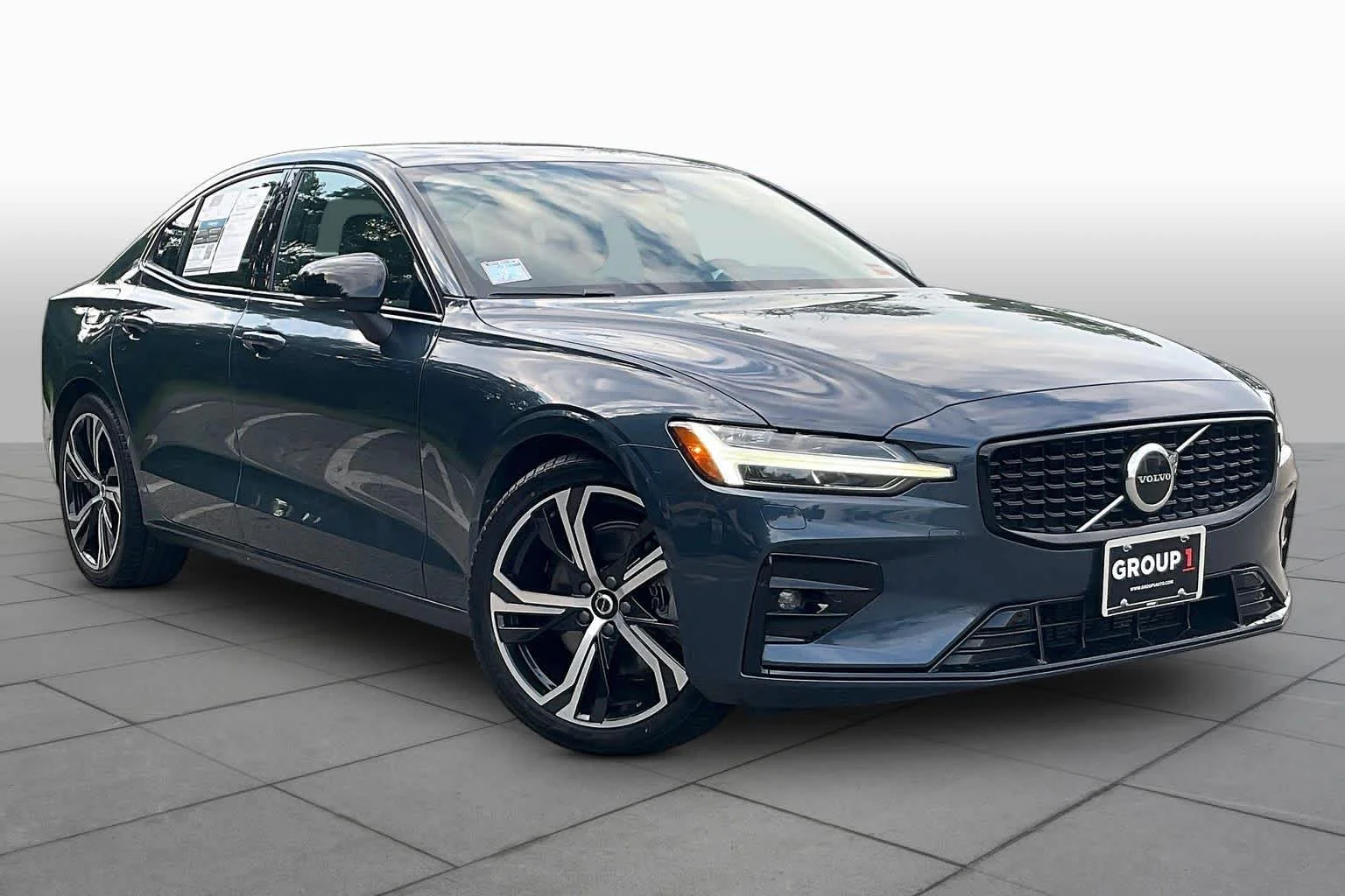 Used 2024  Volvo Core Dark Theme image 2
