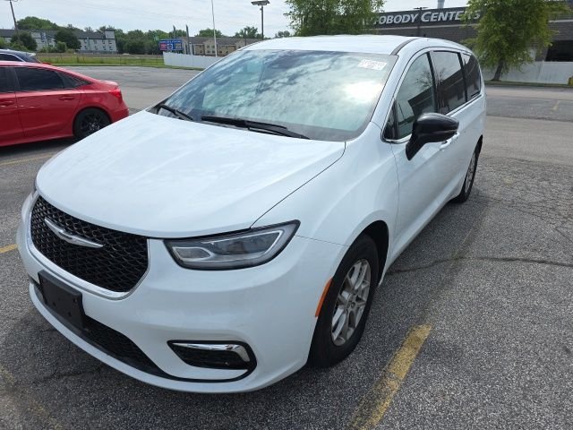 2025 Chrysler Pacifica Select's photo