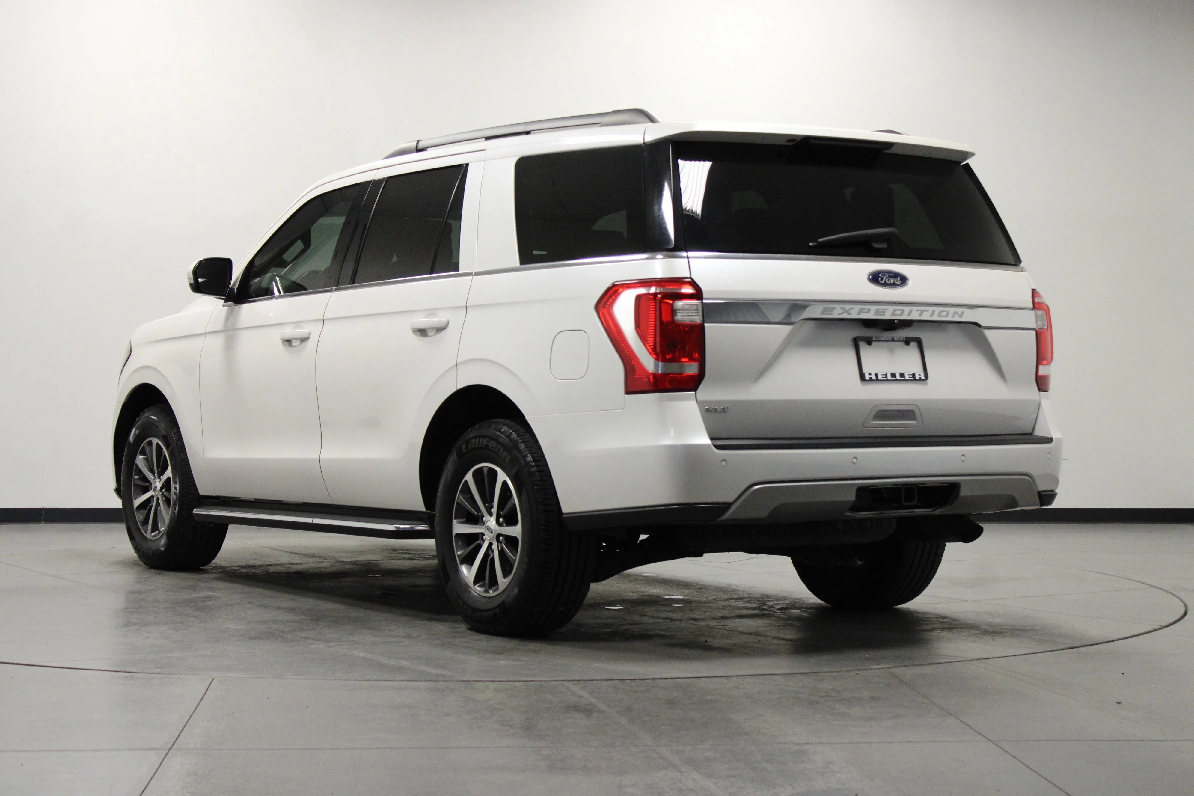 Used 2019 White Platinum Metallic Tri-Coat Ford XLT image 6