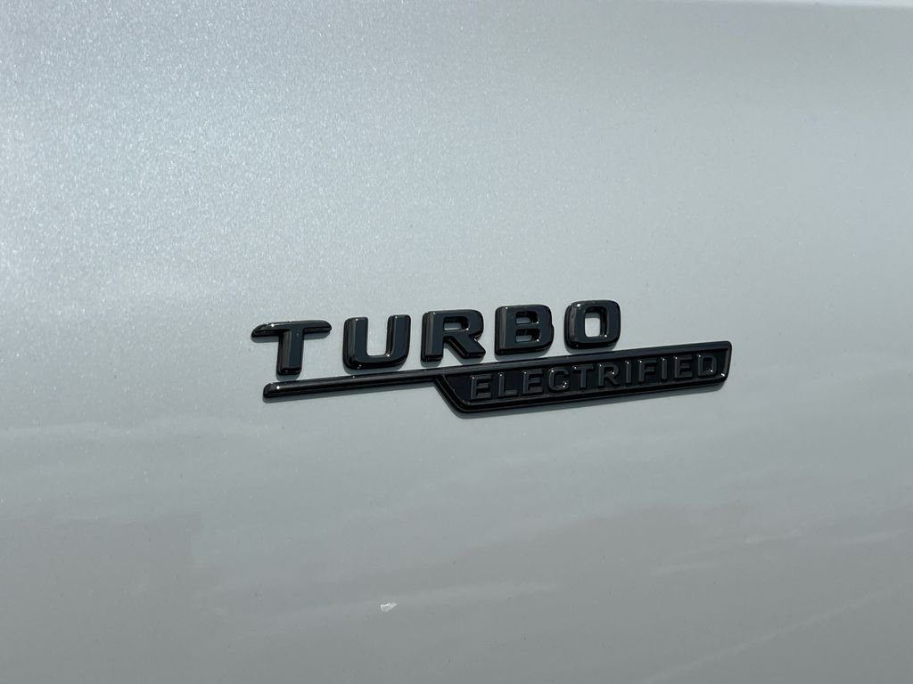 New 2026 MANUFAKTUR Moonlight White Metallic Mercedes-Benz AMG® C 43 4MATIC Sedan image 31
